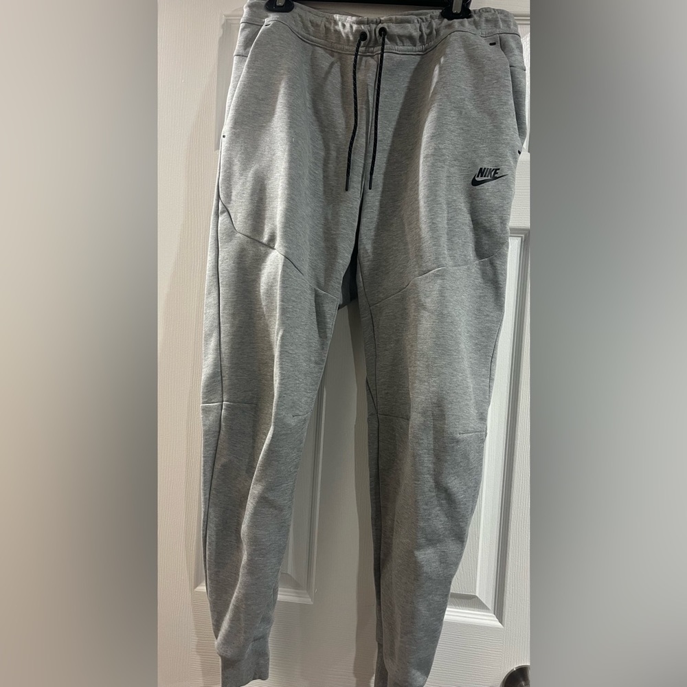 Men’s Nike Tech Fleece Pants-Grey